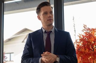 Zakościelny rozkaże Darkowi, by zatrudnił w kancelarii nową prawniczkę, Kalinę (Katarzyna Gałązka).