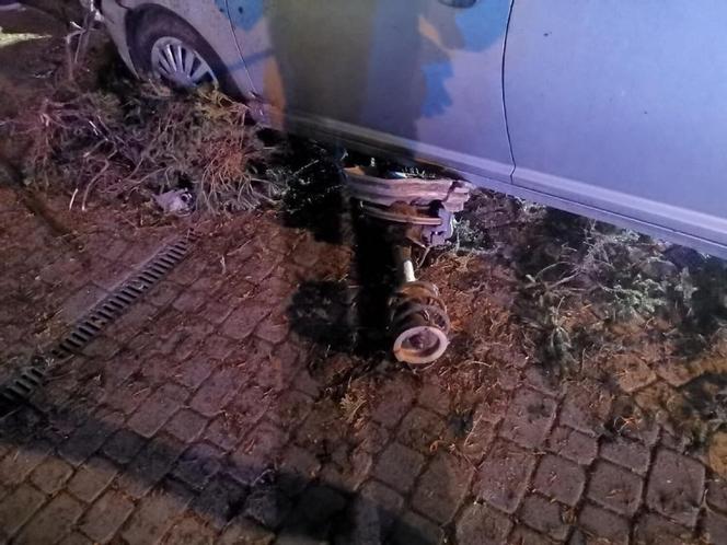 Nieczajna Górna. Bmw huknęło w betonowe ogrodzenie. Nie żyje 20-letni kierowca, pasażer trafił do szpitala