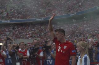 Robert Lewandowski owacyjnie powitany przez kibiców. Prezentacja Bayernu Monachium na Allianz Arena 