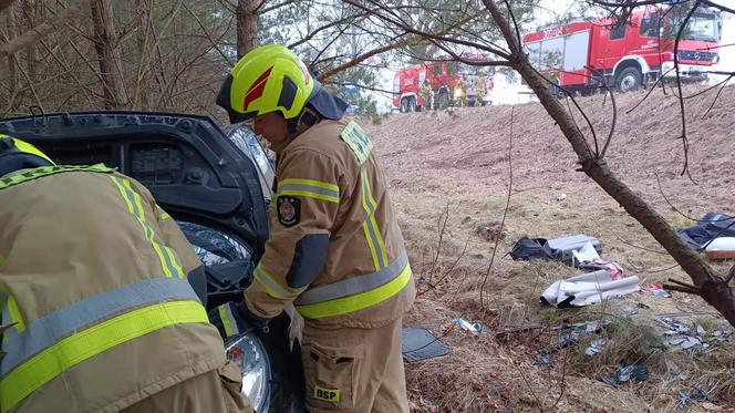 Groźny wypadek w Starych Włókach. Auto wpadło do rowu. Jedna osoba ranna [ZDJĘCIA]