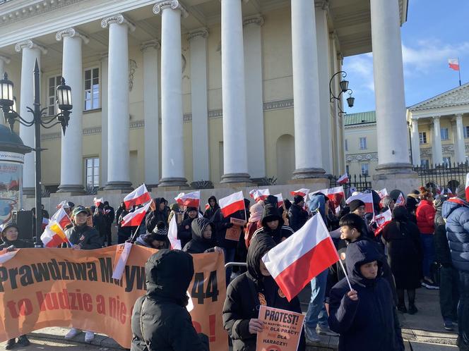 Kupcy z Marywilskiej 44 protestują pod Ratuszem. Walczą z podwyżką czynszu w centrum handlowym