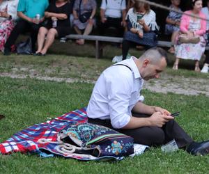 Wirują warkocze i wstążeczki. Tak bawili się lublinianie na potańcówce w skansenie!