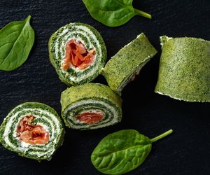 Szpinakowa rolada z łososiem i suszonymi pomidorami. Sprawdzony przepis na roladę ze szpinakiem