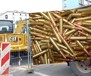 Niebezpieczne znalezisko przy placu Zawiszy - podczas robót drogowych wykopano skrzynki z amunicją