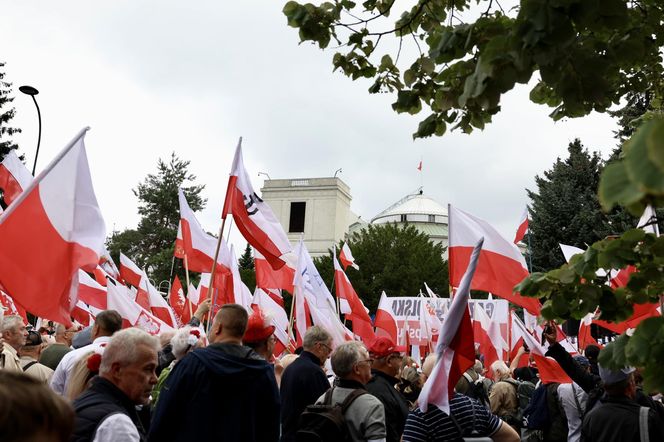 Karol Nawrocki prezydentem. Tłumy pod Sejmem