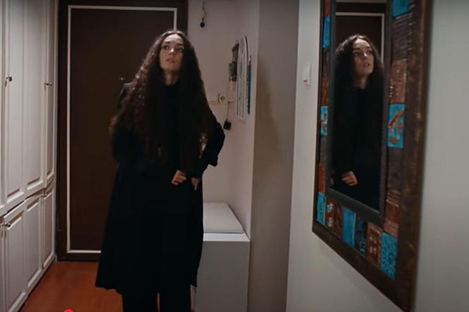 Opiekunka postanawia udać się do mieszkania Halita i uzyskać oryginał nagrania 