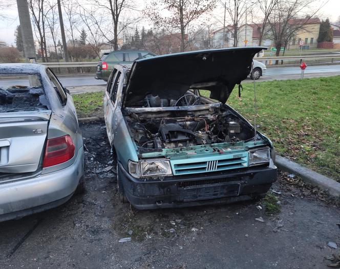 Radom: Pożar aut na parkingu przy 11 listopada.