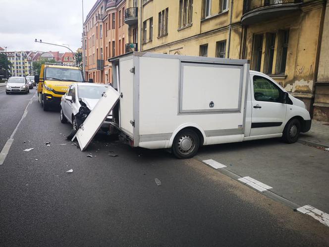 Zderzenie osobówki z samochodem dostawczym na ul. Grunwaldzkiej w Bydgoszczy [ZDJĘCIA]