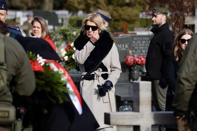 Joanna Racewicz ociera łzy przy grobie męża, pocieszyła ją Barbara Nowacka