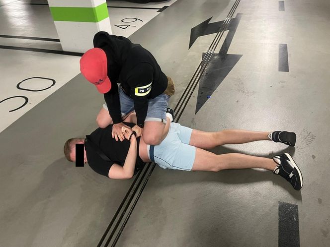 „Wnuczkowie” z narkotykami i bronią za kratami! Policja zatrzymała groźnych oszustów