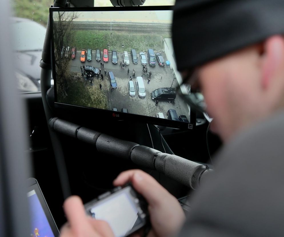 Osoba sterująca dronem obserwuje na monitorze zaparkowane auta. O wsparciu Niemiec dla Ukrainy pisze SE Portal Obronny.