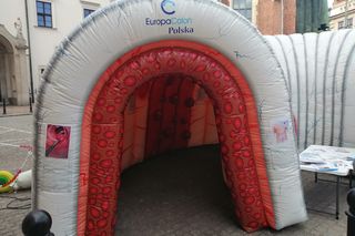 Kraków: W centrum miasta stanęło wielkie... JELITO! [ZDJĘCIA]