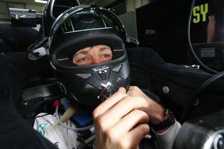 GP Malezji: Nico Rosberg jeździ z... podpaską na głowie [WIDEO]