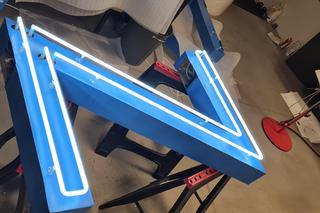 Zabytkowy neon „Dworzec Kolejowy” powrócił na elewację nowego budynku dworca [ZDJĘCIA]