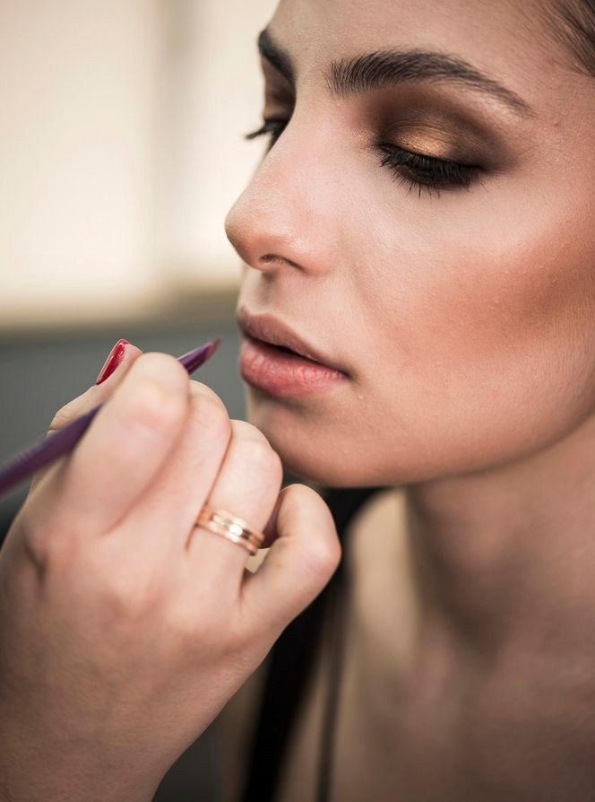 Jesienne trendy w makijażu. Te kolory na ustach i powiekach będą świetnym dopełnieniem ciepłej garderoby