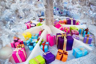 Mikołaj, Gwiazdor czy Aniołek? Kto gdzie przynosi prezenty?