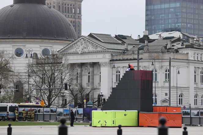Pomnik smoleński oblany sztuczną krwią