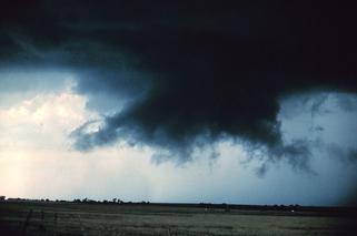 Przechodziła przez ulicę, gdy zaatakowało... tornado! Szokujące nagranie z Hiszpanii