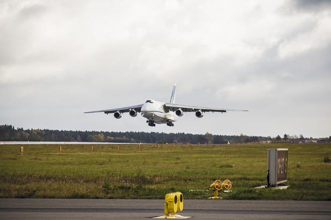 Antonow An-124 Rusłan na lotnisku w Pyrzowicach. Tak wyglądało karmienie kolosa [ZDJĘCIA]
