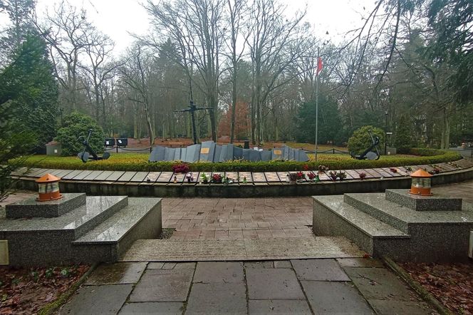 Pomnik "Tym, którzy nie powrócili z morza" przed renowacją