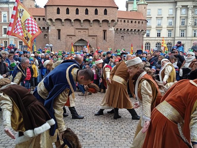 Kolorowy i rozśpiewany orszak Trzech Króli 2023 przeszedł ulicami Krakowa 