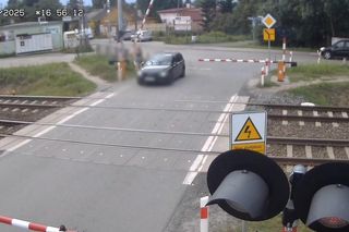 Volvo z dziećmi w środku uwięzione między rogatkami