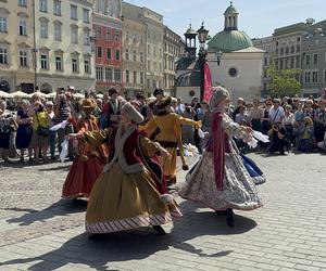 Polonez wiosenny na Rynku Głównym w Krakowie