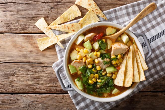 Zupa meksykańska z nachosami: przepis na zupę z kurczakiem i warzywami