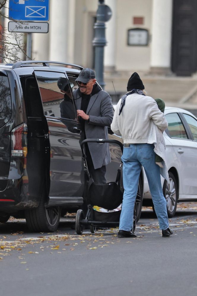 Krzysztof Ibisz z rodziną na spacerze