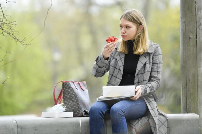 Gwiazda Przyjaciółek w parku bez maseczki. Wszystko przez głód [ZDJĘCIA]