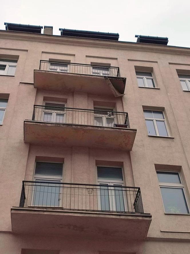 Fragment balkonu oderwał się na Pradze