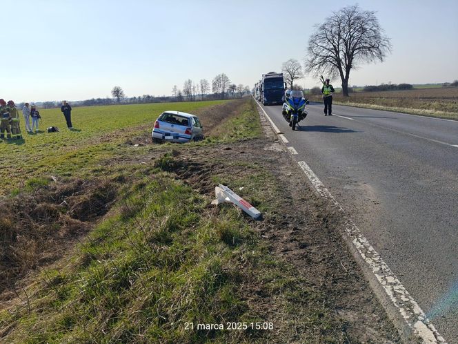 Wypadek na DK12 koło Leszna. 18-letni kierowca w szpitalu