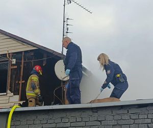 Pożar domu w Pabianicach. Policjanci ewakuowali z płonącego budynku dwie osoby