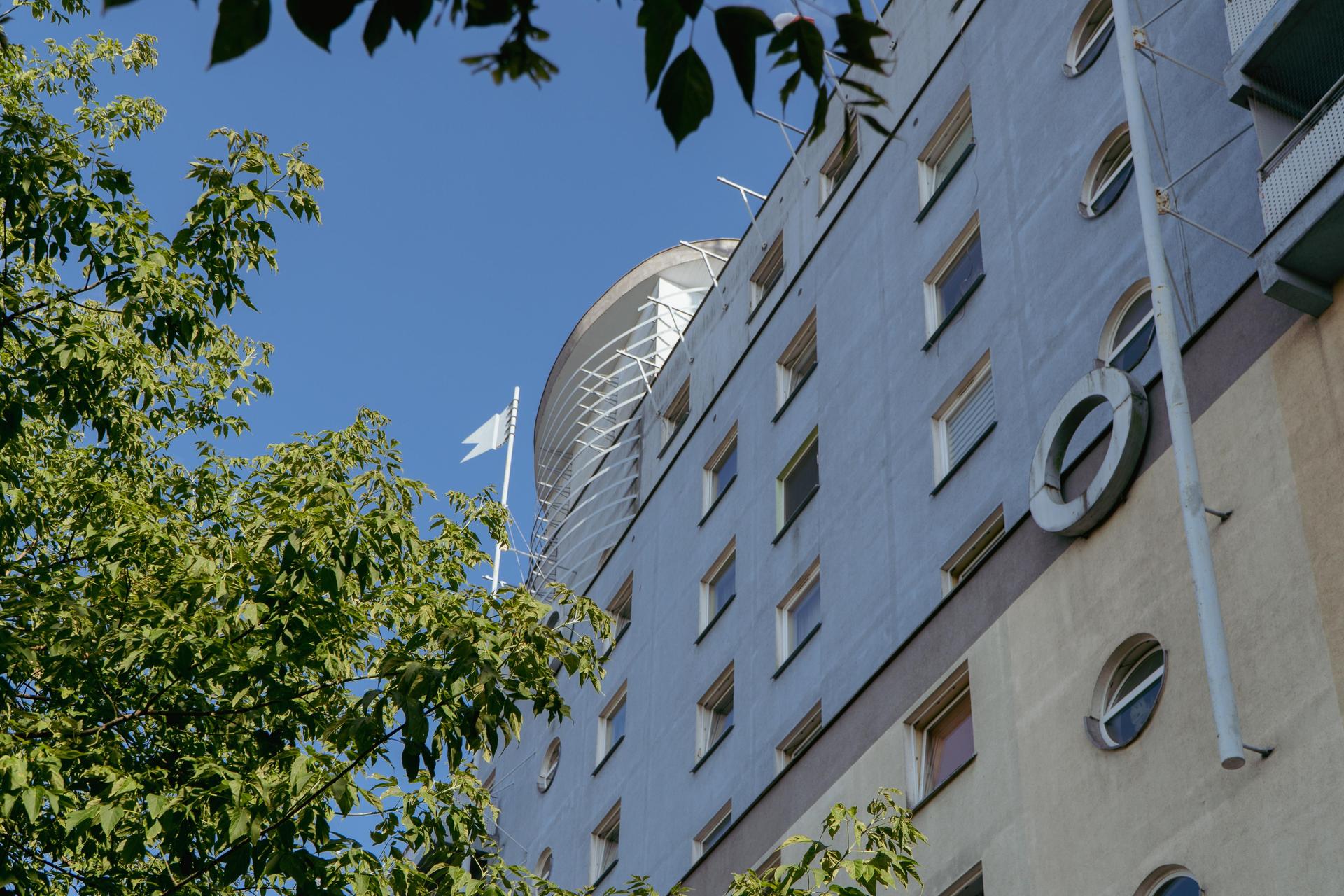 Blok w kształcie statku stoi we Wrocławiu - zdjęcia. Zobacz, jak wygląda wyjątkowy budynek