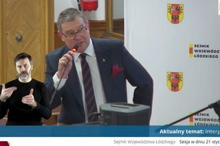 Łódź. Radny PiS Michał Król zszokował piosenką! Zaśpiewał ją na sesji Sejmiku Województwa Łódzkiego [ZDJĘCIA].