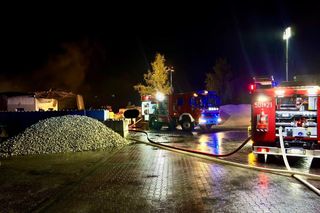 Groźny pożar w Rusinowicach. Paliła się hala z węglem