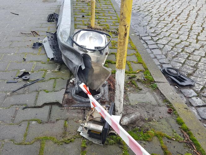 Kto ściął latarnię na ruchliwym skrzyżowaniu w Lesznie. Policja szuka kierowcy [ZDJĘCIA] 