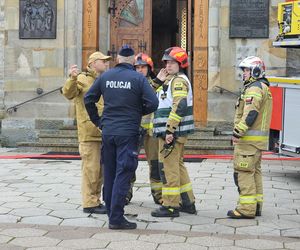 Dym przy Sanktuarium Świętej Rodziny na Krupówkach. Ćwiczenia strażaków w Zakopanem