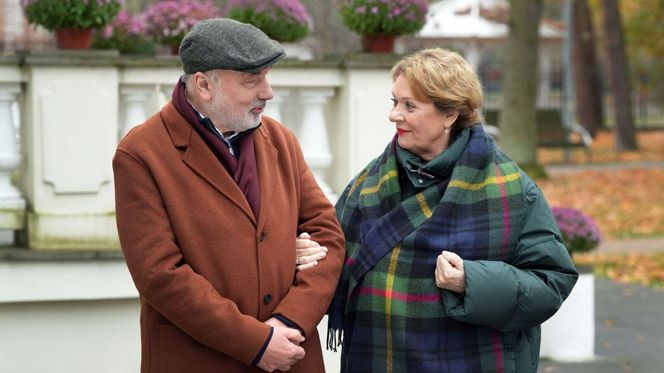 Barwy szczęścia odc. 3170. Józefina Rawiczowa (Elżbieta Jarosik), Andrzej Zastoja-Modelski (Leon Charewicz)