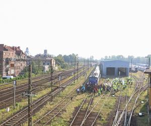 Protest na torach w Katowicach. Protestują związkowcy przeciwko zwolnieniom w PKP Cargo