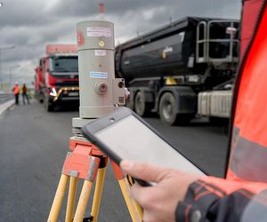 Kolumna wielkich tirów w Rembertowie. Tak testowali nowy wiadukt