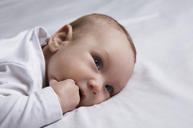 Noworodki stresują się, gdy śpią bez mamy - tak mówią naukowcy