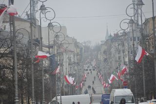 Biało-czerwone flagi na ulicach Kielc