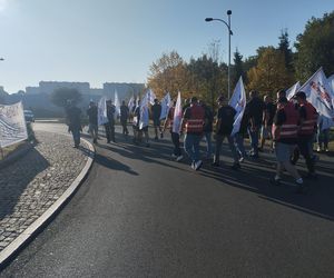 Protest górników w Jastrzębiu-Zdroju. Blokują kluczowe rondo i główne drogi