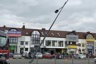 Potworne zderzenie na warszawskiej Pradze. Auto uderzyło w latarnię i sunęło po jezdni na dachu