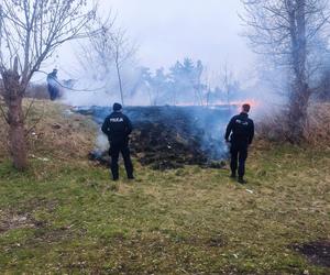 Policjanci gasili pożar