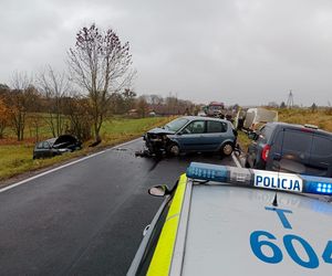 Poważny wypadek w Baranowie. Zderzyły się trzy auta. Wśród rannych 7-letnie dziecko