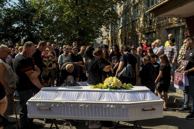 Rakiety Putina zabiły 2-latkę w ramionach mamy! Zdjęcia z pogrzebu ściskają za serce