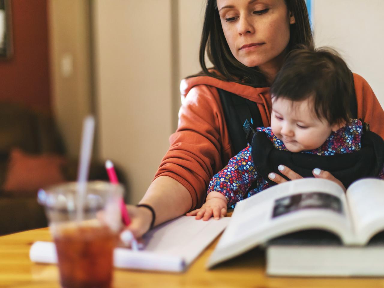 Jak pogodzić studia z wychowaniem dziecka? Historia młodej mamy