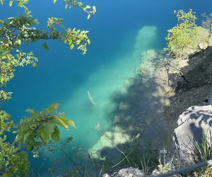 Plażowicze w Zakrzówku skaczą do wody ze skalnego urwiska. Posypały się mandaty!